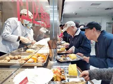 智慧養(yǎng)老飛入尋常百姓家！青島市北有137處居家養(yǎng)老服務(wù)站(圖1)
